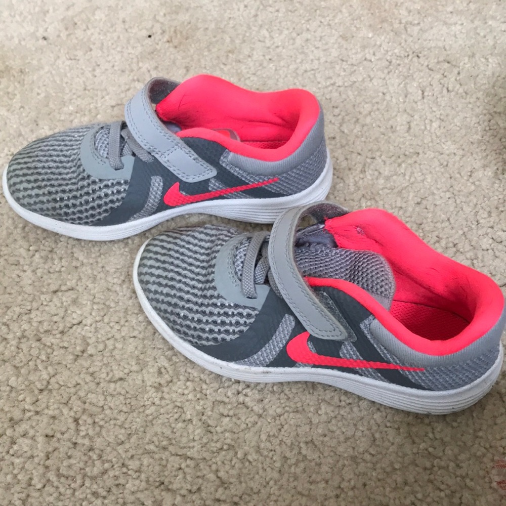 Barely worn Nike tennis shoes